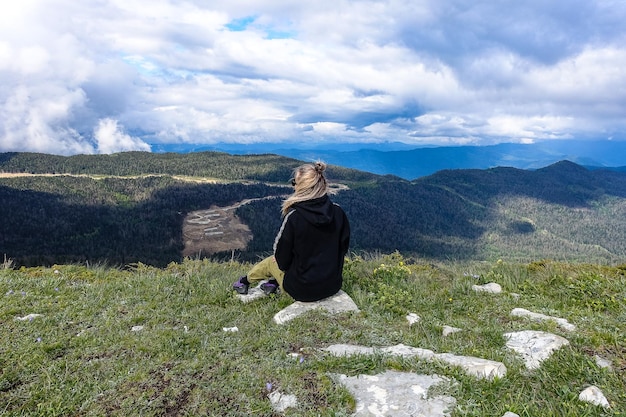 Une fille sur le fond des prairies alpines du plateau de LagoNaki à Adygea Russie 2021