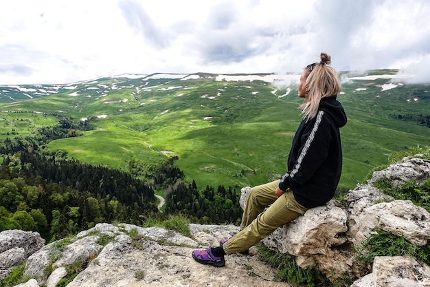 Une fille sur le fond des prairies alpines du plateau de LagoNaki à Adygea Russie 2021