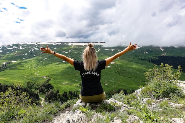 Une fille sur le fond des prairies alpines du plateau de LagoNaki à Adygea Russie 2021