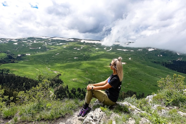 Une fille sur le fond des prairies alpines du plateau de LagoNaki à Adygea Russie 2021