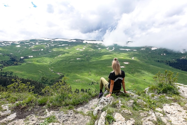 Une fille sur le fond des prairies alpines du plateau de LagoNaki à Adygea Russie 2021