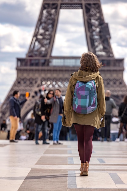 Photo fille sur le fond de la tour eiffel