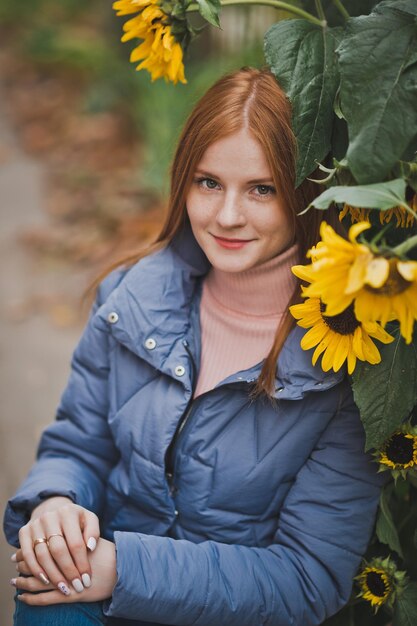 Une fille sur fond de tournesols à l'automne 2754