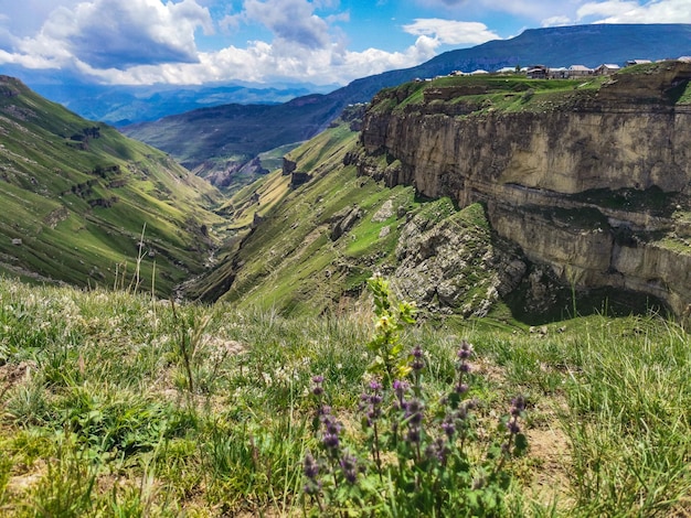 Une fille sur fond de la vallée de Khunzakh cascades de Khunzakh un canyon au Daghestan 2021