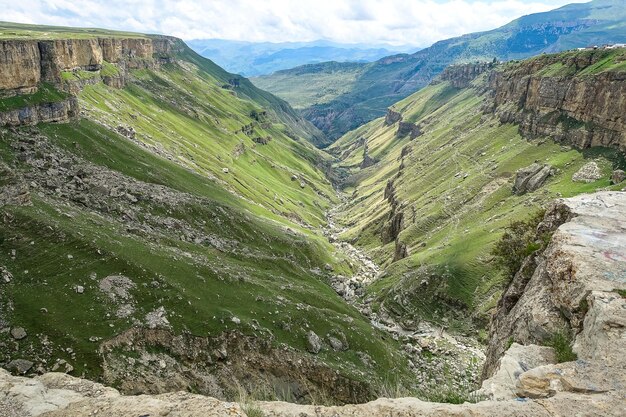 Une fille sur fond de la vallée de Khunzakh cascades de Khunzakh un canyon au Daghestan 2021