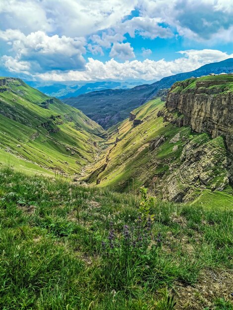 Une fille sur fond de la vallée de Khunzakh cascades de Khunzakh un canyon au Daghestan 2021