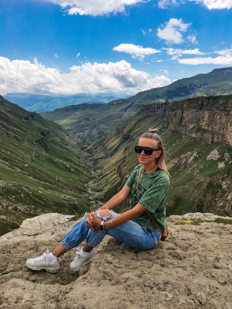 Une fille sur le fond de la vallée de Khunzakh Cascades de Khunzakh Daghestan 2021