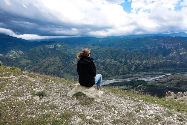 Une fille sur le fond d'une vue imprenable sur les montagnes du Caucase du Daghestan Russie 2021