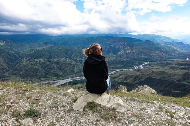 Une fille sur le fond d'une vue imprenable sur les montagnes du Caucase du Daghestan Russie 2021