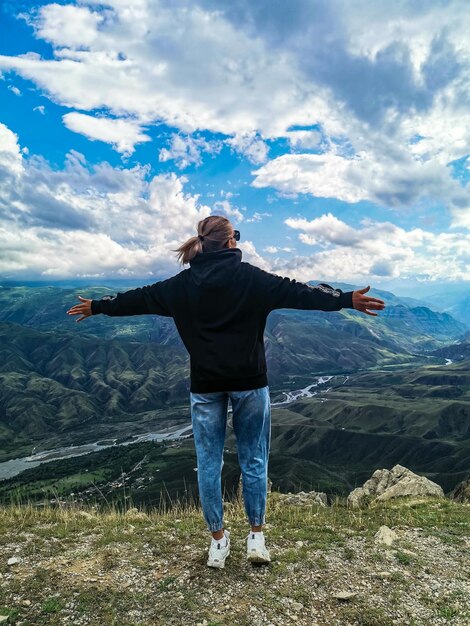 Une fille sur le fond d'une vue imprenable sur les montagnes du Caucase du Daghestan Russie 2021