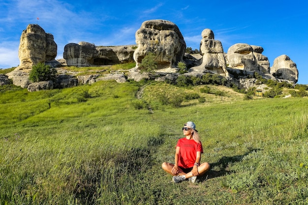 Une fille sur le fond d'une vue pittoresque sur les sphinx de Bakhchisarai en été Bakhchisarai Mai 2021 Crimée