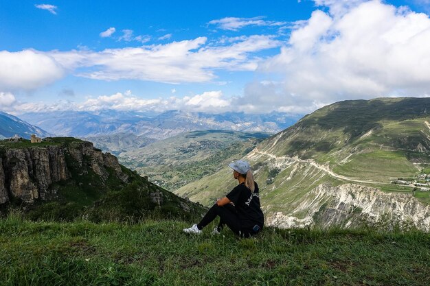 Une fille sur le fond d'une vue sur le plateau de Matlas district de Khunzakhsky Daghestan Russie 2021