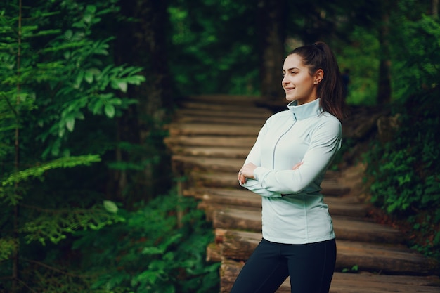 Fille en forêt