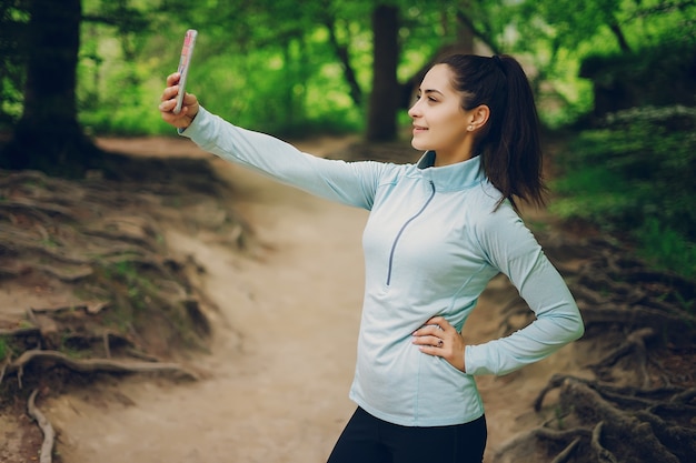 Fille en forêt