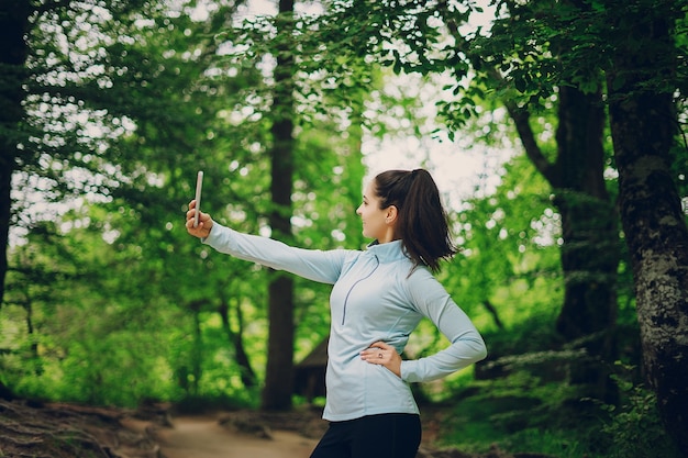 Fille en forêt