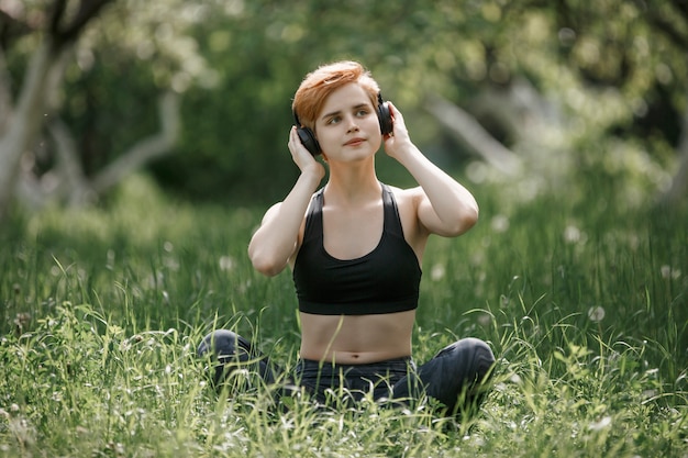 fille en formation sportswear dans le parc