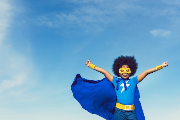 Fille forte en tenue de super-héros bleu