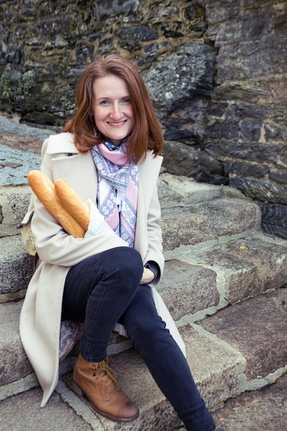 Fille française avec des baguettes