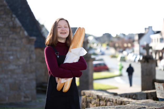 Photo fille française avec des baguettes