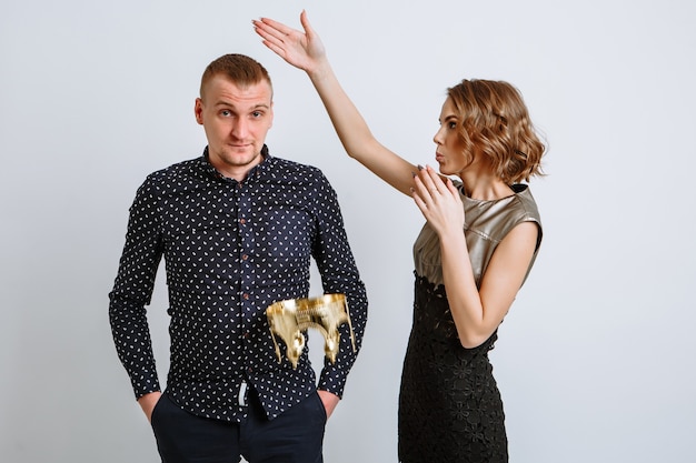 La fille a frappé une couronne jaune de la tête de son petit ami.