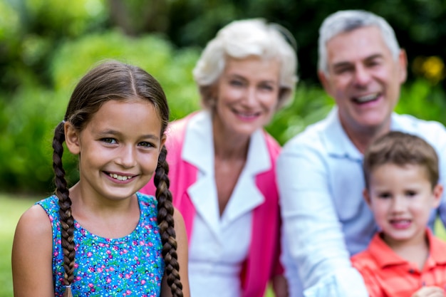 Fille avec frère et grands-parents à yard