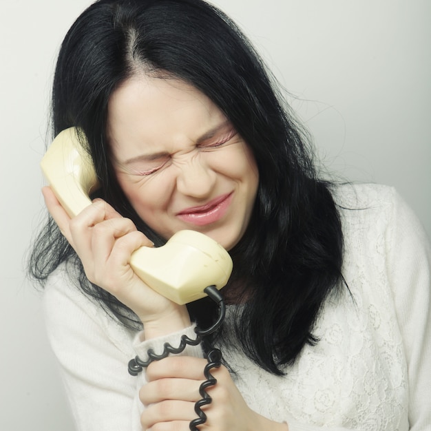 Fille furieuse avec téléphone vintage