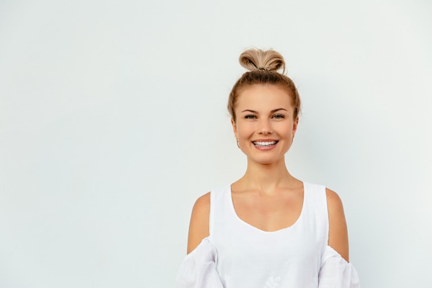 Fille gaie sur blanc isolé