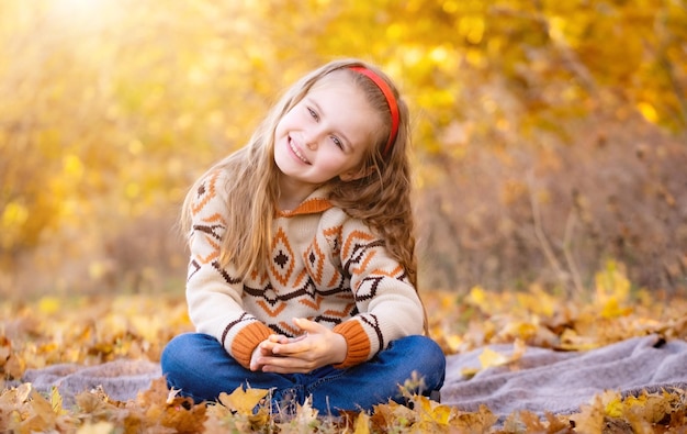 Fille gaie dans le parc d'automne