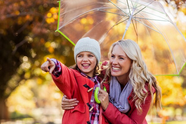 Fille gaie avec mère au parc