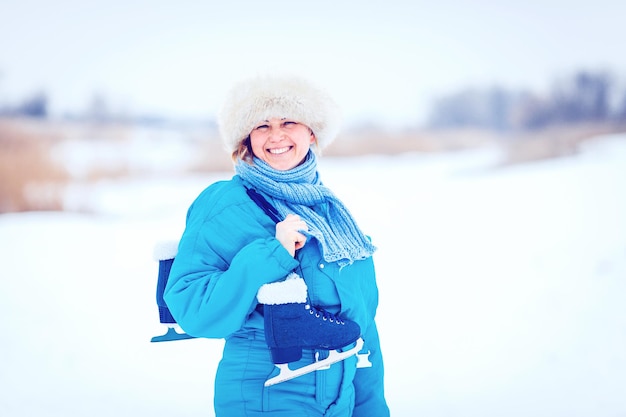 Fille gaie souriante portant des vêtements chauds sur blanc