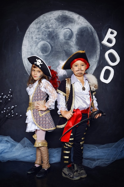 Fille et garçon en costumes de pirate avec des décorations d'Halloween