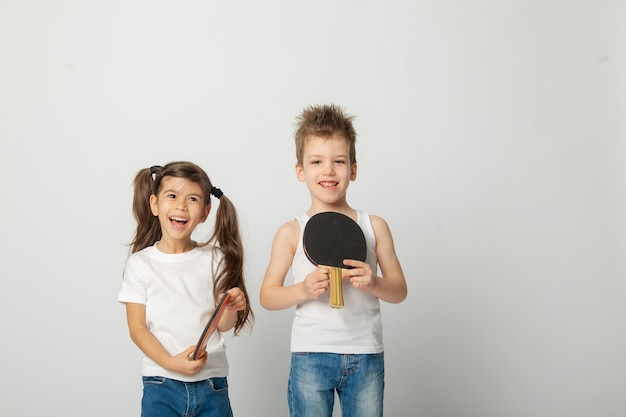 Fille et garçon avec raquette de ping-pong