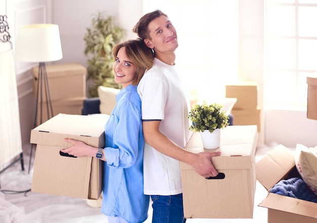 Une fille et un gars tenant des boîtes pour bouger les mains et regarder à l'intérieur de la boîte