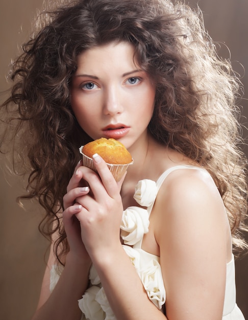 Fille avec un gâteau