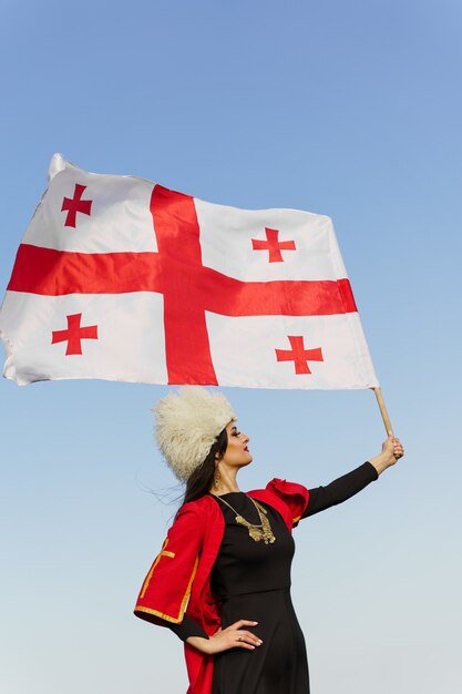 Fille géorgienne en robe nationale rouge