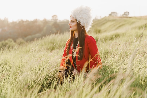 Fille géorgienne en robe nationale rouge