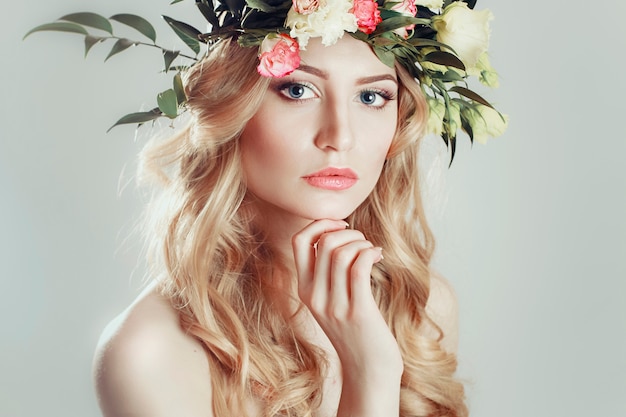 Fille avec une gerbe de fleurs sur la tête