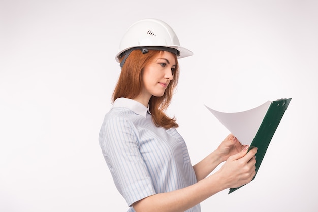 Fille de gingembre avec casque avec une tablette.