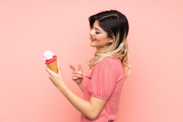 Fille avec une glace au cornet