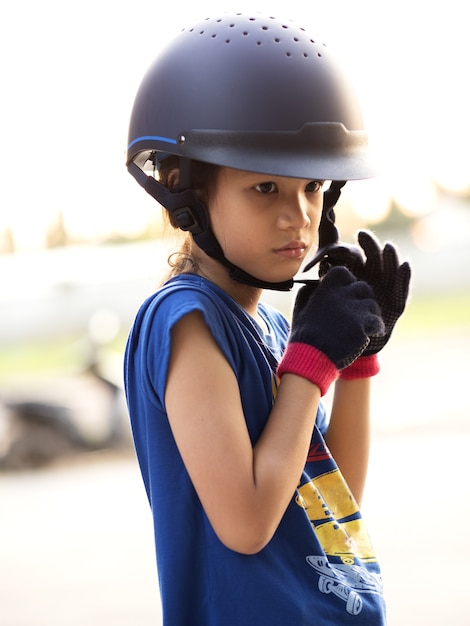 Fille de gosse d'école asiatique à cheval, équitation ou pratique de l'équitation au ranch.