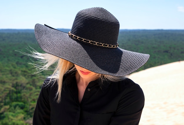 Fille avec un grand chapeau dans la nature