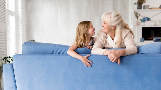 Photo fille et grand-mère passent du temps