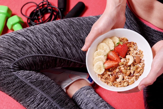 Fille avec granola