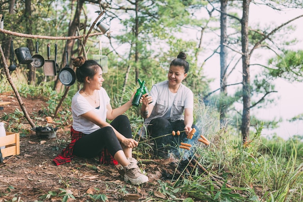 Fille et griller dans la forêt