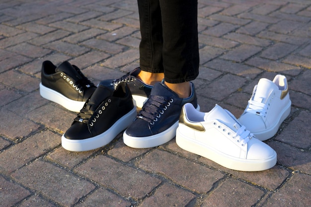 Fille avec groupe de chaussures de sport dans la rue avec collection printemps