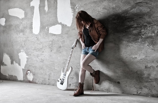 Fille grunge avec rock guitare électrique