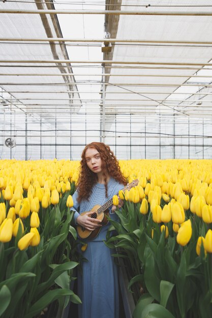 Fille avec guitare en tulipes