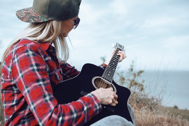 Photo fille avec une guitare