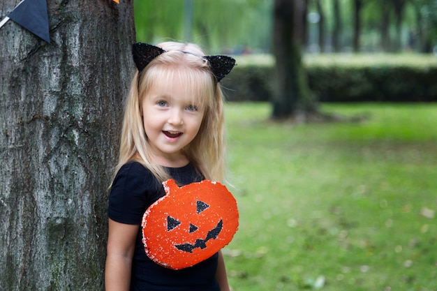 Fille d'Halloween en plein air