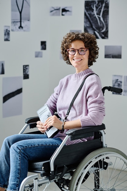 Fille handicapée à la galerie d'art